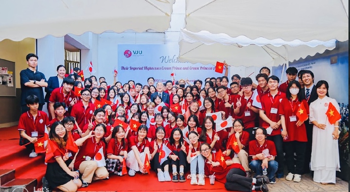 Giáo sư chụp ảnh cùng sinh viên Việt Nam tại một sự kiện giao lưu học thuật.