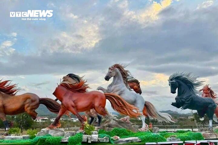 Cụm linh vật ngữa "mã đáo thành công" bị một số học sinh phá hoại đến mất chân, cụt đầu.