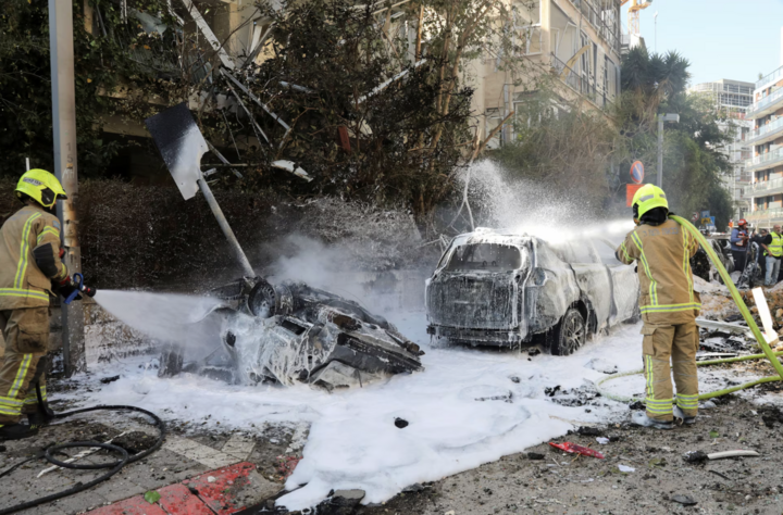 Lính cứu hỏa Israel nỗ lực dập tắt đám cháy sau cuộc tấn công tên lửa của Iran. (Ảnh: Reuters)