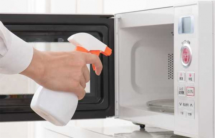 Lò vi sóng bẩn cỡ nào cũng “sạch bong” chỉ với 8 mẹo cực đơn giản.