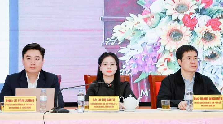 Đại biểu Lo Thị Bảo Vy cùng những người ứng cử đại biểu Quốc hội và HĐND tỉnh tiếp xúc cử tri tại xã Tương Dương (Nghệ An) hôm 5/3/2026