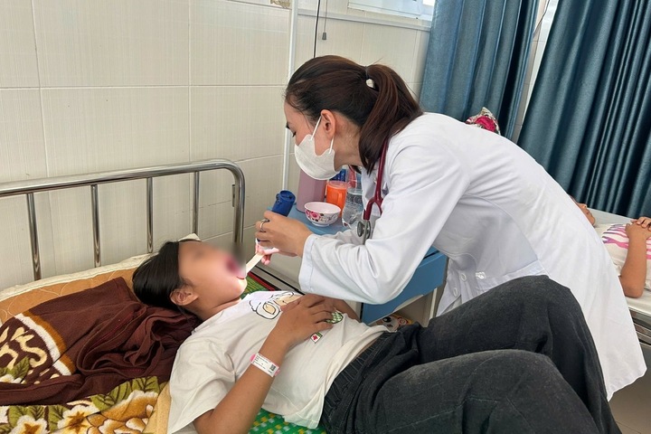 Một trong số hàng chục trường hợp nhập viện nghi do ngộ độc thực phẩm sau khi ăn bánh mì. (Ảnh: Q.T)