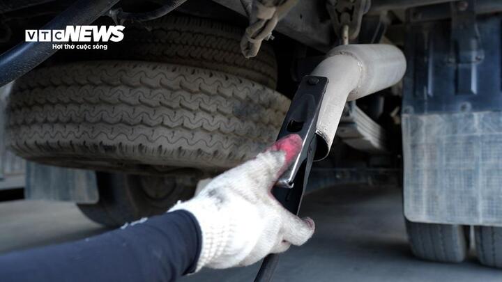 Quy trình đạp hết ga khi kiểm định khí thải là bước kỹ thuật cần thiết. (Ảnh: Hùng Cường)