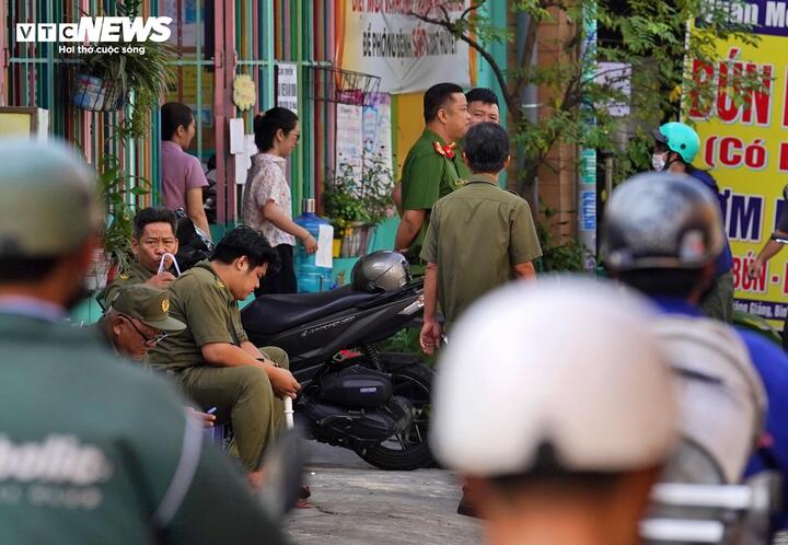 Đến 8h30, lực lượng chức năng vẫn phong toả hiện trường, điều tra nguyên nhân vụ cháy.