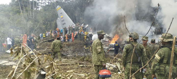 Trong khi đó, Bộ trưởng Quốc phòng Sánchez khẳng định hiện chưa có dấu hiệu cho thấy máy bay bị tấn công bởi các nhóm vũ trang hoạt động trong khu vực. Ông gọi đây là “nỗi đau sâu sắc của đất nước”. Trước đó không lâu, một vụ tai nạn tương tự cũng xảy ra tại Bolivia khi một máy bay C-130 rơi xuống thành phố El Alto, suýt đâm vào khu dân cư, khiến hơn 20 người thiệt mạng và khoảng 30 người bị thương. (Nguồn: Reuters)