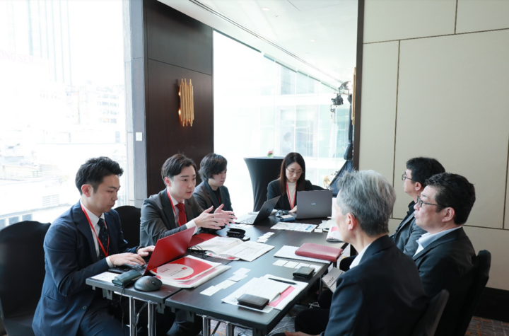 Các đối tác tư vấn tại sự kiện.