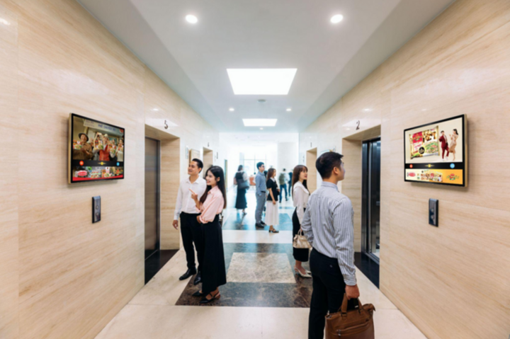 Màn hình quảng cáo thang máy xuất hiện trong quỹ đạo cuộc sống của khách hàng, giúp thương hiệu được nhìn thấy thường xuyên.