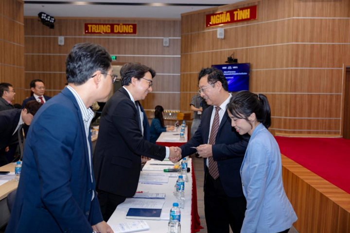 Ông Phạm Hồng Quất, Viện trưởng Viện Đổi mới sáng tạo Quốc gia (NACENTECH, Bộ KH&CN), trao đổi với các đối tác Hàn Quốc tại sự kiện VEIE