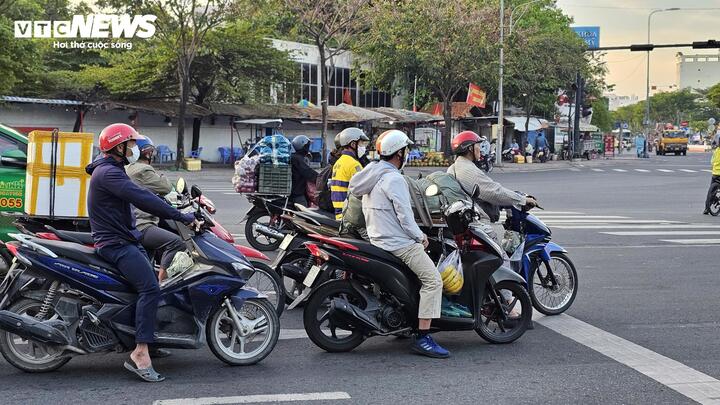 Các chuyên gia cho rằng nên tắt máy khi dừng đèn đỏ trên 50 giây.