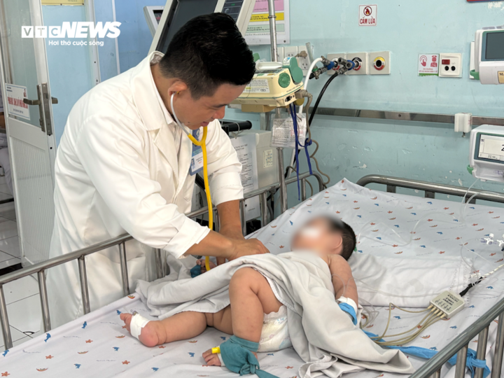 Bác sĩ Dư Tuấn Quy theo dõi sức khoẻ trẻ mắc tay chân miệng tại Bệnh viện Nhi Đồng 2.