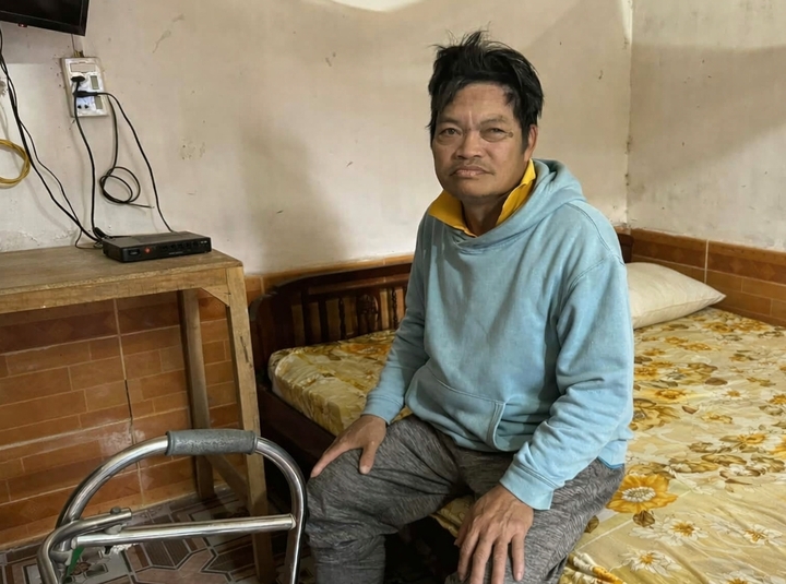 Thường ngày ông chỉ nằm và ngồi 1 chỗ trên chiếc giường cũ.