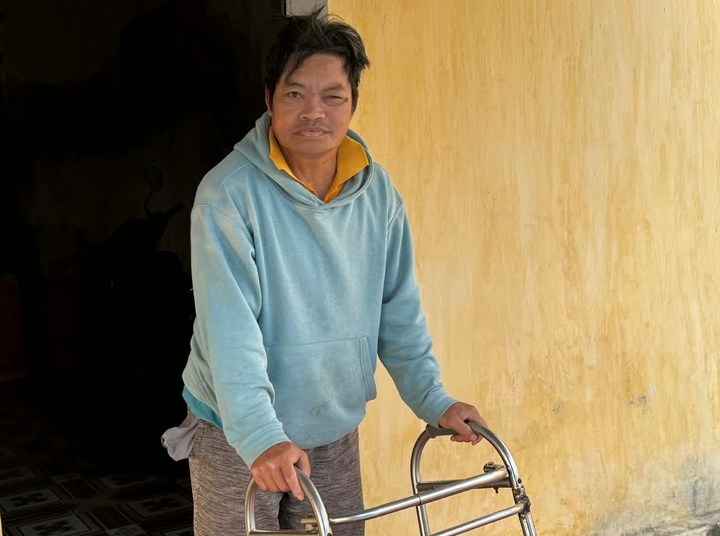 Ông Thanh phải dùng khung nhôm cũ kỹ nâng đỡ để di chuyển đi lại.