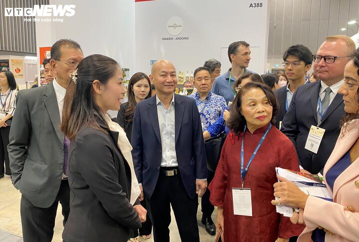 Đại diện Sở Công thương TP.HCM và đại diện các tổ chức quốc tế tham quan triển lãm. (Ảnh: Đại Việt)