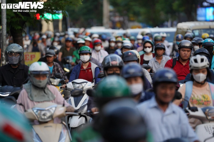 Giao thông ùn tắc khiến xe liên tục dừng - chạy, làm tăng mức tiêu hao nhiên liệu. (Ảnh: Lương Ý)