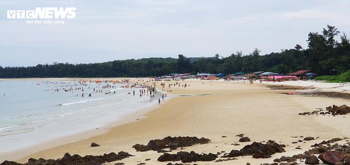 Vịnh Bái Tử Long gây ấn tượng bởi nhiều khu vực vẫn giữ được vẻ nguyên sơ, được ví như "viên ngọc ẩn" mời gọi du khách khám phá.