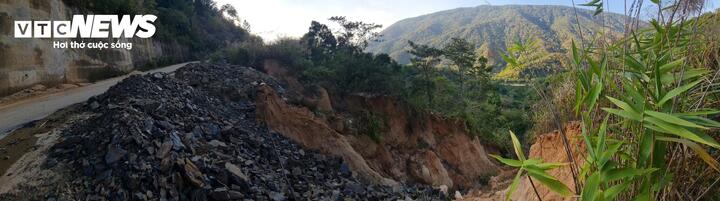 Sạt lở đã ăn sâu vào lòng đường khiến mặt đường thu hẹp đáng kể.