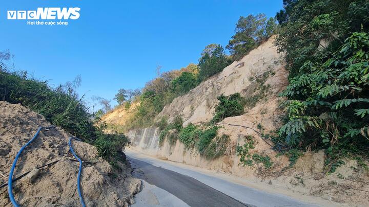 Đất cát nằm trơ trọi ngay trên đỉnh đầu người đi đường khiến việc đi lại qua đây trở nên áp lực.