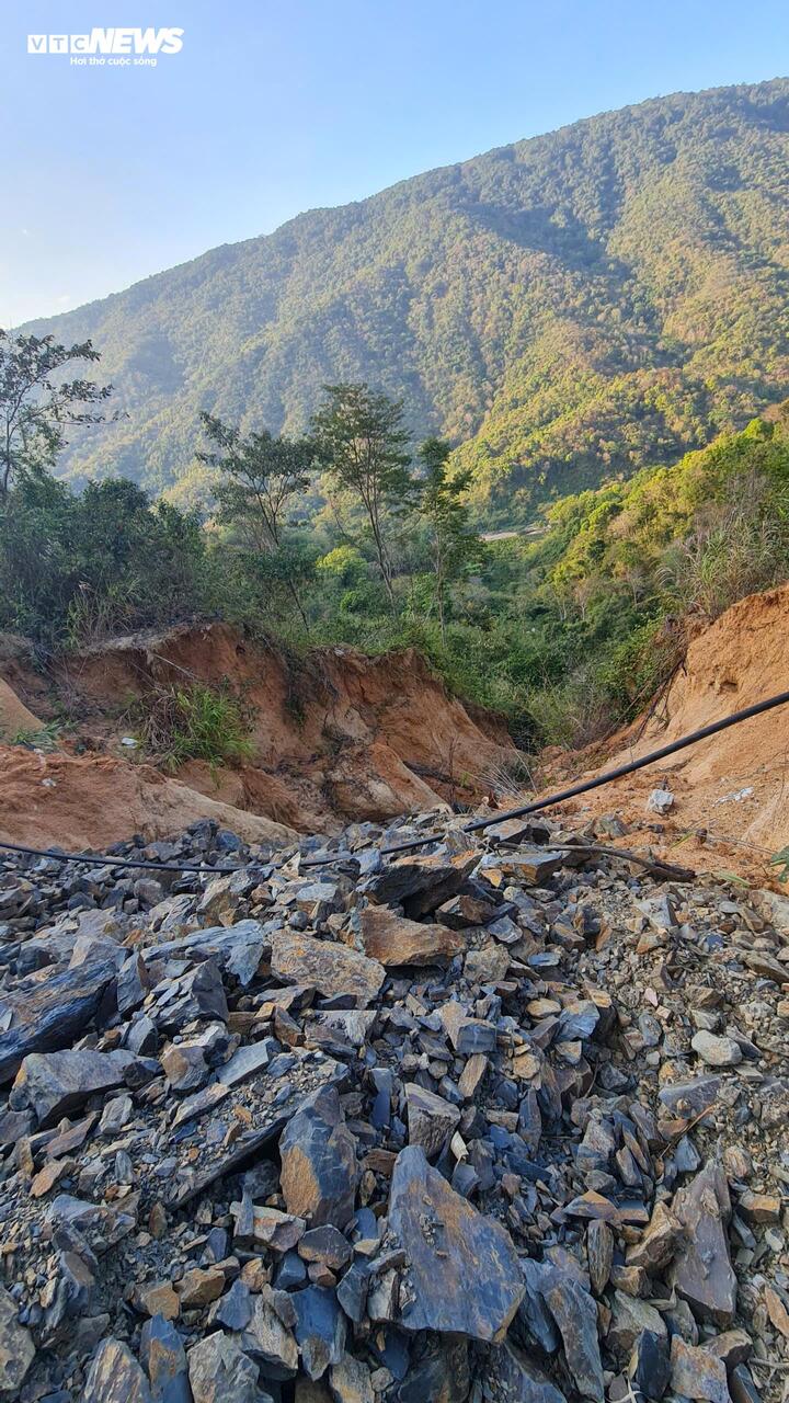 Một điểm sạt lở taluy âm rất lớn trên đường Trường Sơn Đông.