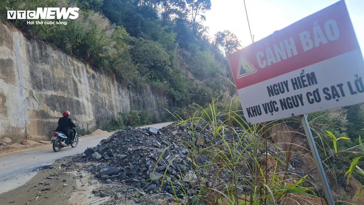 Cơ quan chức năng cắm biển cảnh báo tại các điểm sạt lở.