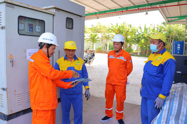 Nhân viên EVNSPC đẩy mạnh tuyên truyền tiết kiệm điện tại các doanh nghiệp.