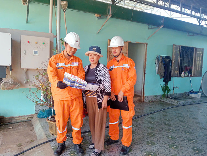 Nhân viên EVNSPC hướng dẫn khách hàng sử dụng điện tiết kiệm, hiệu quả.