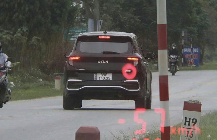 Xe ô tô chạy quá tốc độ tại Quốc lộ 17 đoạn qua phường Mão Điền, tỉnh Bắc Ninh.