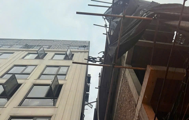 Lực lượng Cảnh sát PCCC&CNCH cứu người lối thoát nạn khẩn cấp qua thang sang nhà bên cạnh.