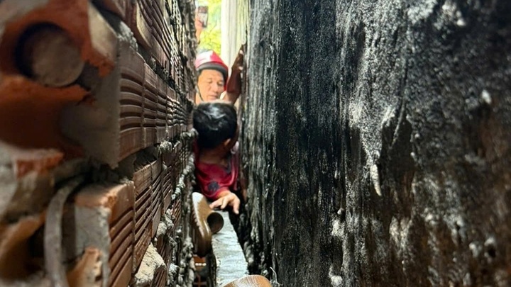 Bé trai được đưa ra từ từ.