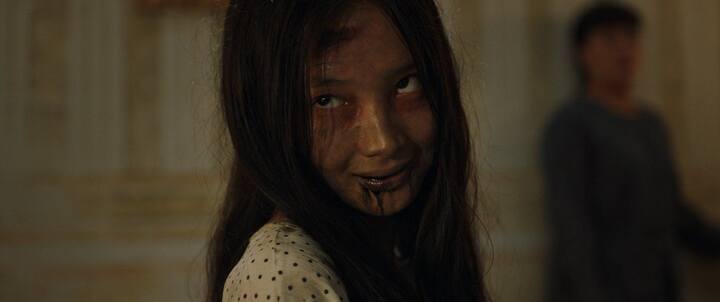 Là diễn viên mới, nhưng Ngọc Hương thể hiện khá tốt, đặc biệt là cảnh ăn lươn sống gây ám ảnh. Nữ diễn viên phải ngồi dưới mưa, gương mặt bê bết máu và ăn sống con lươn trên tay.