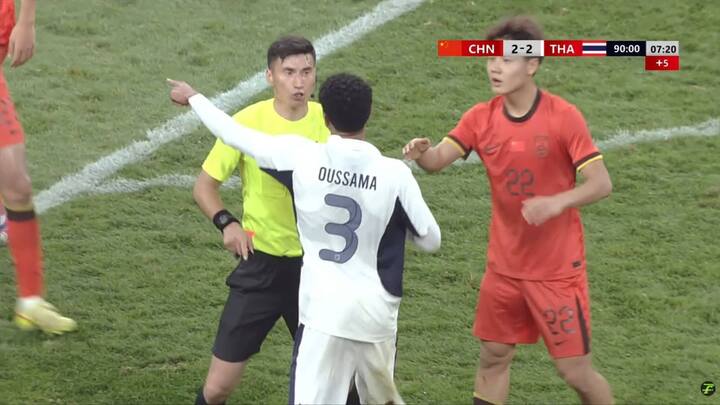 Oussama Thiangkham bị trọng tài truất quyền thi đấu