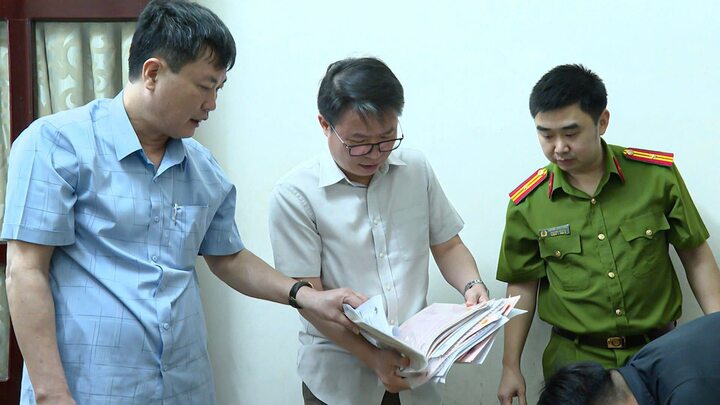 Thiếu tướng Nguyễn Minh Tuấn, Giám đốc Công an tỉnh và Đại tá Trương Quang Hải, Phó giám đốc trực tiếp chỉ đạo thu giữ các loại tài liệu, sổ sách kế toán, các loại giấy tờ, sổ đỏ, hợp đồng về nhà đất