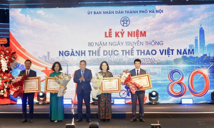 Phó Bí thư Thành ủy Hà Nội Nguyễn Văn Phong trao tặng Bằng khen của Chủ tịch UBND TP Hà Nội cho các cá nhân xuất sắc.