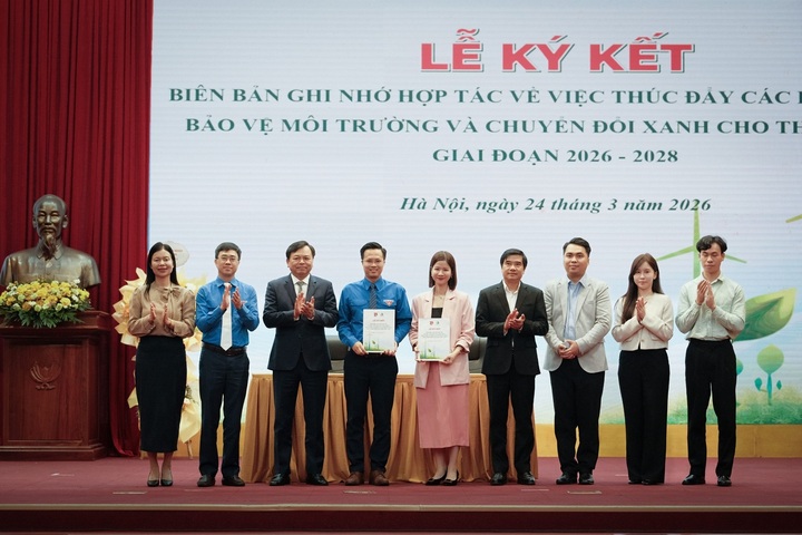 TS. Lê Thái Hà - Đại diện Quỹ Vì tương lai xanh (đứng thứ 5 từ trái qua) cùng ông Tạ Hồng Sơn - Đại diện Đoàn Thanh niên Bộ Nông nghiệp và Môi trường (đứng thứ 4 từ trái qua) ký kết Biên bản ghi nhớ hợp tác. Lễ ký kết có sự chứng kiến của ông Nguyễn Hoàng Hiệp - Thứ trưởng Bộ Nông nghiệp và Môi trường (đứng thứ 3 từ trái qua). (Nguồn: Đoàn Thanh niên Bộ Nông nghiệp và Môi trường).