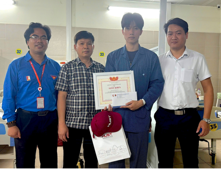 Ban Công tác sinh viên và Đoàn thanh niên Đại học Bách khoa Hà Nội thay mặt nhà trường tới bệnh viện thăm hỏi, động viên nam sinh Nguyễn Lê Tú. (Ảnh: HUST)