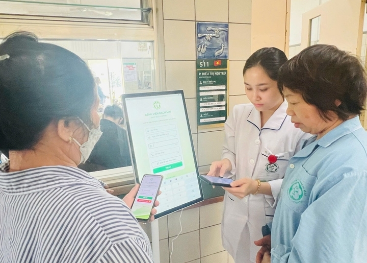 Nhân viên y tế hướng dẫn người bệnh sử dụng app Bạch Mai Care.