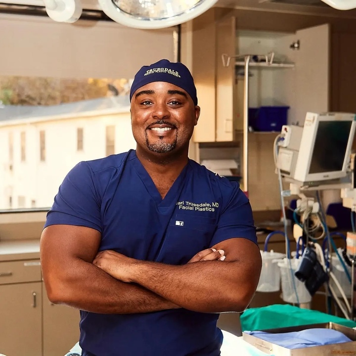 Bác sỹ Carl Truesdale từng bị chỉ trích vì lựa chọn thực hiện phẫu thuật thẩm mỹ sau sinh cho mẹ mình.