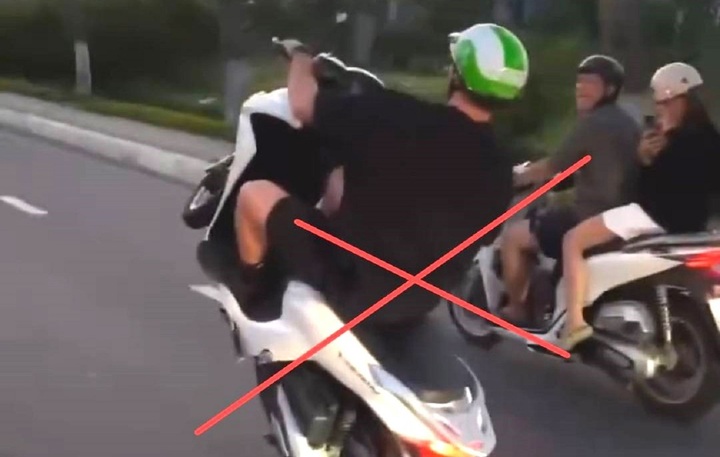 R.S. "bốc đầu" xe trên phố Đà Nẵng. (Ảnh: C.A)