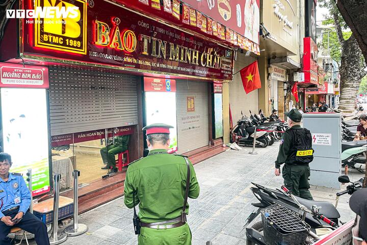Lực lượng chức năng xuất hiện tại cơ sở kinh doanh vàng bạc của Bảo Tín Minh Châu ở số 29 phố Trần Nhân Tông.