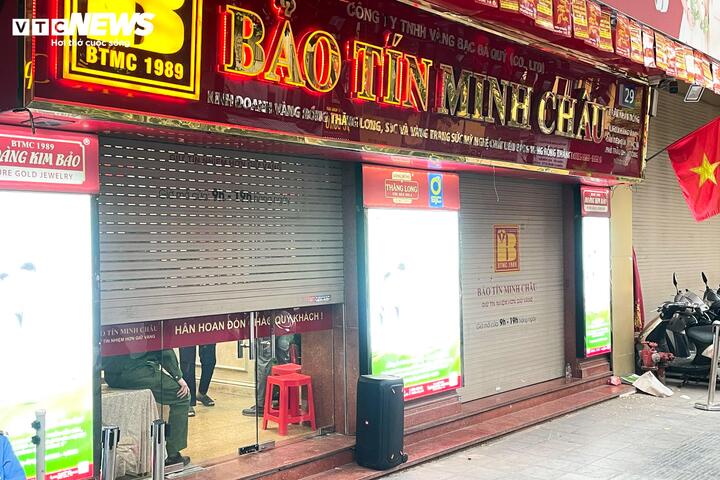 Cửa hàng tại số 29 phố Trần Nhân Tông ngừng đón khách.