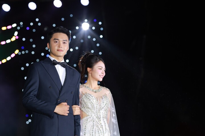 Không khí hội trường nhiều thời điểm “nóng” lên bởi sự cổ vũ nhiệt tình từ khán giả.