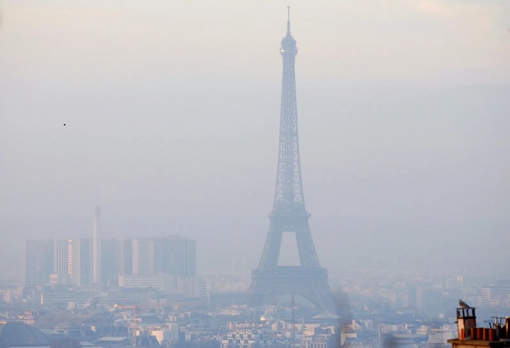 Sương mù và bụi mịn bao phủ bầu trời Paris, Pháp. (Ảnh: Reuters)