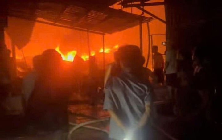 Hiện trường vụ cháy lớn ven sông Vàm Đầm, xã Tân Tiến, tỉnh Cà Mau làm hơn 10 căn nhà bị thiêu rụi.