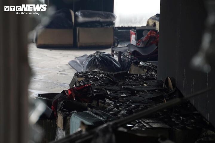 Cận cảnh lối thoát hiểm trên mái nhà cứu 7 người trong vụ cháy ở Hà Nội - 6