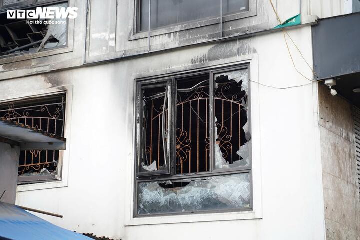 Cận cảnh lối thoát hiểm trên mái nhà cứu 7 người trong vụ cháy ở Hà Nội - 7