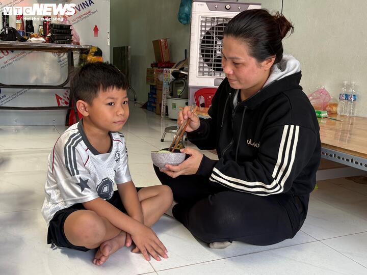 Hai mẹ con chị Nhung tá túc trong khu nhà trọ miễn phí.