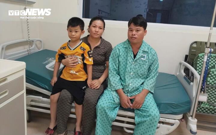 Chị Hồng Nhung một mình chăm sóc chồng con mắc ung thư.