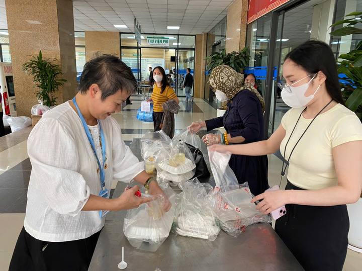 Nữ c&aacute;n bộ ung thư phổi 10 năm miệt m&agrave;i 'gi&agrave;nh' sự sống cho bệnh nh&acirc;n ngh&egrave;o- Ảnh 2.