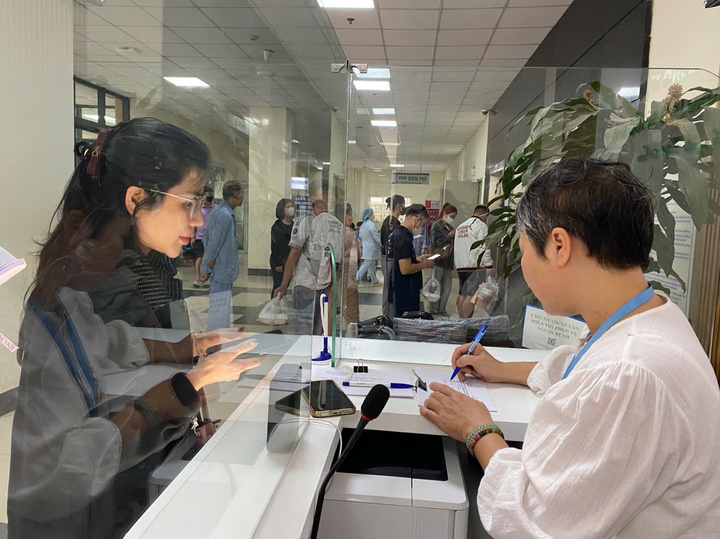 Mỗi ngày chị Chung hỗ trợ, giải đáp cho hàng trăm bệnh nhân và thân nhân.