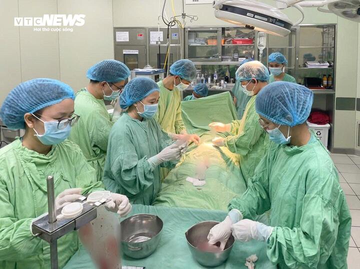 Các bác sĩ Bệnh viện Trung ương Huế đang thực hiện ghép tuỷ điều trị Beta-Thalassemia cho bệnh nhi 7 tuổi đến từ Lào Cai.