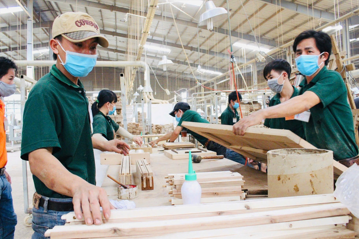 Nhiều doanh nghiệp đang tập trung đẩy mạnh sản xuất tận dụng khoảng thời gian thuế thấp, dù đơn hàng nhỏ lại.